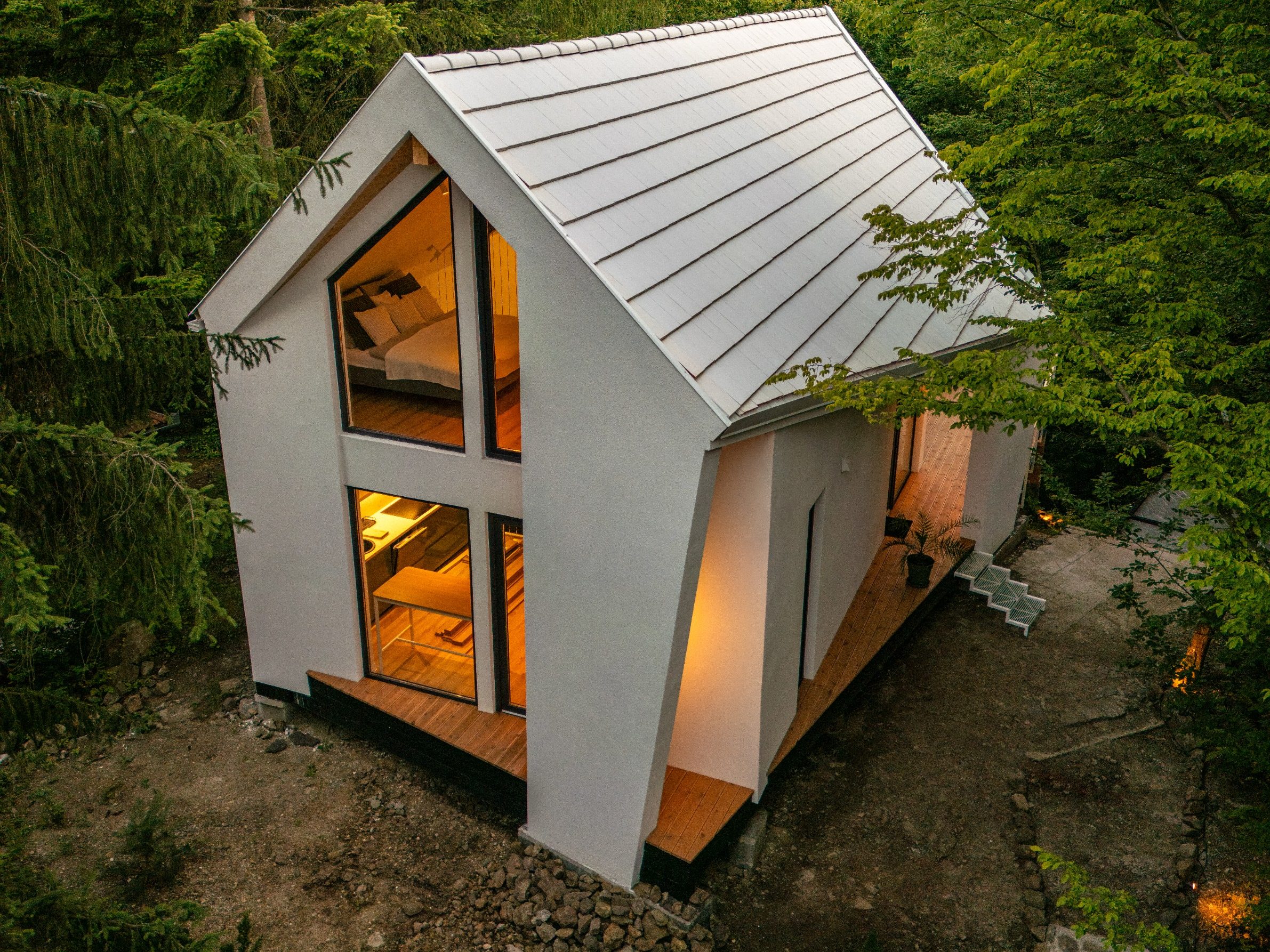 Perem Guesthouse project built with Tondach Planoton 9 FusionProtect white ceramic tiles. Architect: Roland Lieb, Photographer: Péter Rajkai; A Perem Vendégház tetője Tondach Planoton 9 FusionProtect fehér kerámiacserepekből épült. Építész: Lieb Roland, fotós: Rajkai Péter