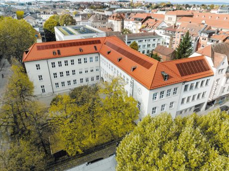 Referenzobjekt Schule Ludwigsburg. Verbaute Produkte: Koramic Alegra 8 rot engobiert und Wevolt X-Frame rot