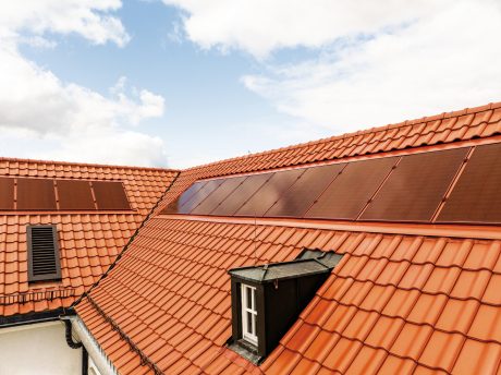 Referenzobjekt Schule Ludwigsburg. Verbaute Produkte: Koramic Alegra 8 rot engobiert und Wevolt X-Frame rot