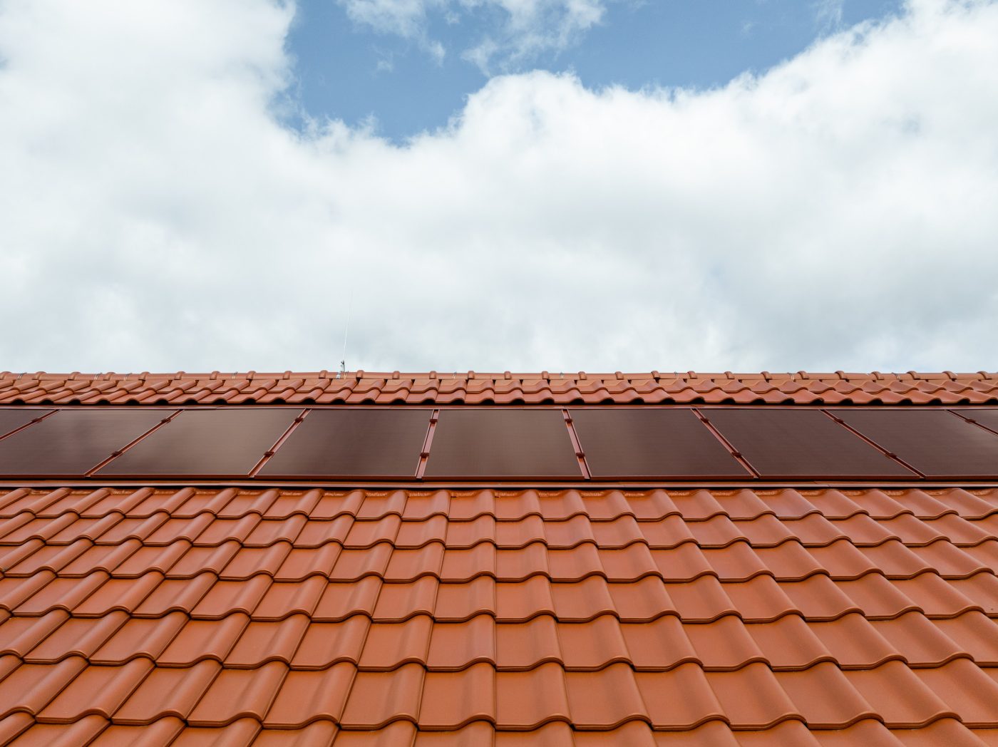 Referenzobjekt Schule Ludwigsburg. Verbaute Produkte: Koramic Alegra 8 rot engobiert und Wevolt X-Frame rot