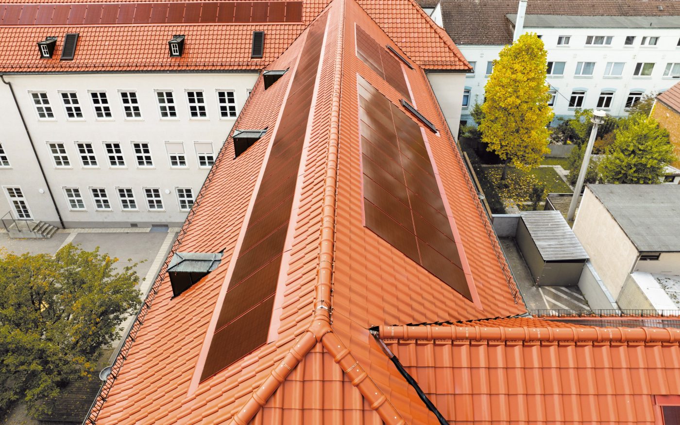 Referenzobjekt Schule Ludwigsburg. Verbaute Produkte: Koramic Alegra 8 rot engobiert und Wevolt X-Frame rot