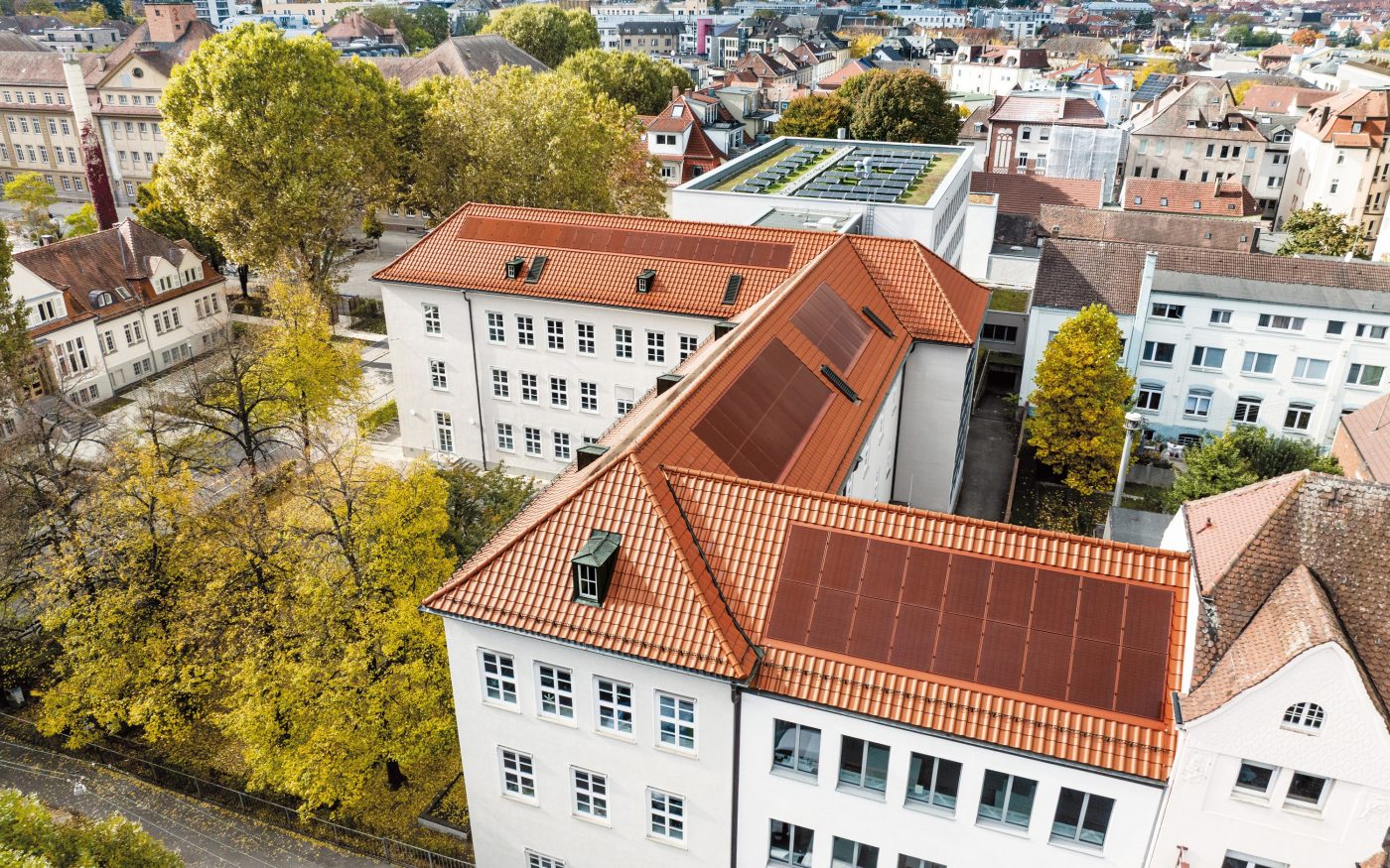 Referenzobjekt Schule Ludwigsburg. Verbaute Produkte: Koramic Alegra 8 rot engobiert und Wevolt X-Frame rot