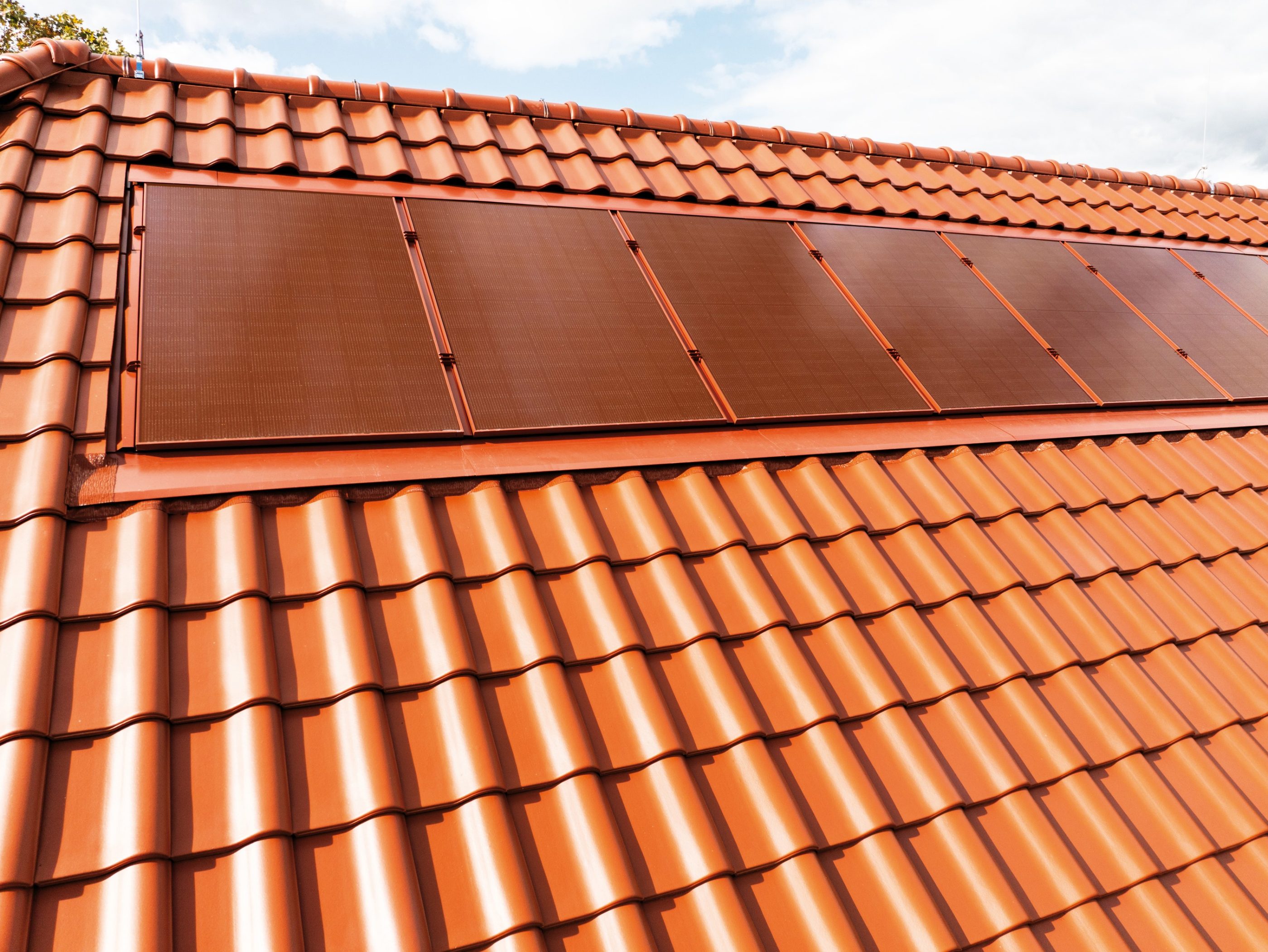 Referenzobjekt Schule Ludwigsburg. Verbaute Produkte: Koramic Alegra 8 rot engobiert und Wevolt X-Frame rot