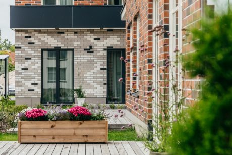 Uus-Veerenni residential development. Used materials: Terca Grafiiti, Pellava, Tuohi, Flame, Punainen, Terrakota and Kaakao ceramic brick slips, Penter Terrakota clinker pacers from Aseri plant (Estonia). Architect: Tõnis Tarbe and Johann-Aksel Tarbe (Tarbe OÜ). Landscape architect: Karin Bachmann and Mirko Traks (Kino Maastikuarhitektid OÜ). Construction company: Merko Ehitus Eesti. Photo: Heikki Avent.