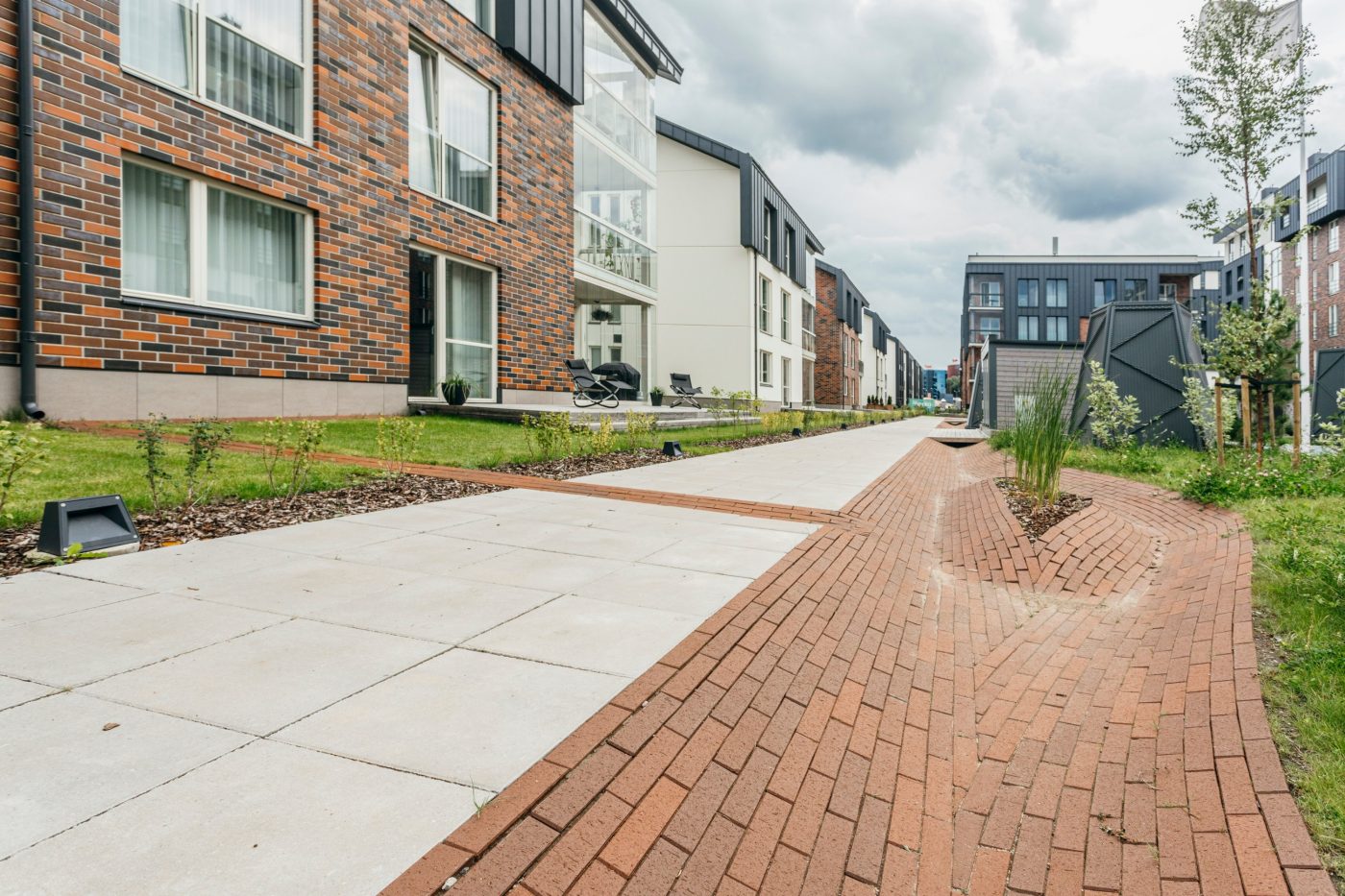 Uus-Veerenni residential development. Used materials: Terca Grafiiti, Pellava, Tuohi, Flame, Punainen, Terrakota and Kaakao ceramic brick slips, Penter Terrakota clinker pacers from Aseri plant (Estonia). Architect: Tõnis Tarbe and Johann-Aksel Tarbe (Tarbe OÜ). Landscape architect: Karin Bachmann and Mirko Traks (Kino Maastikuarhitektid OÜ). Construction company: Merko Ehitus Eesti. Photo: Heikki Avent.