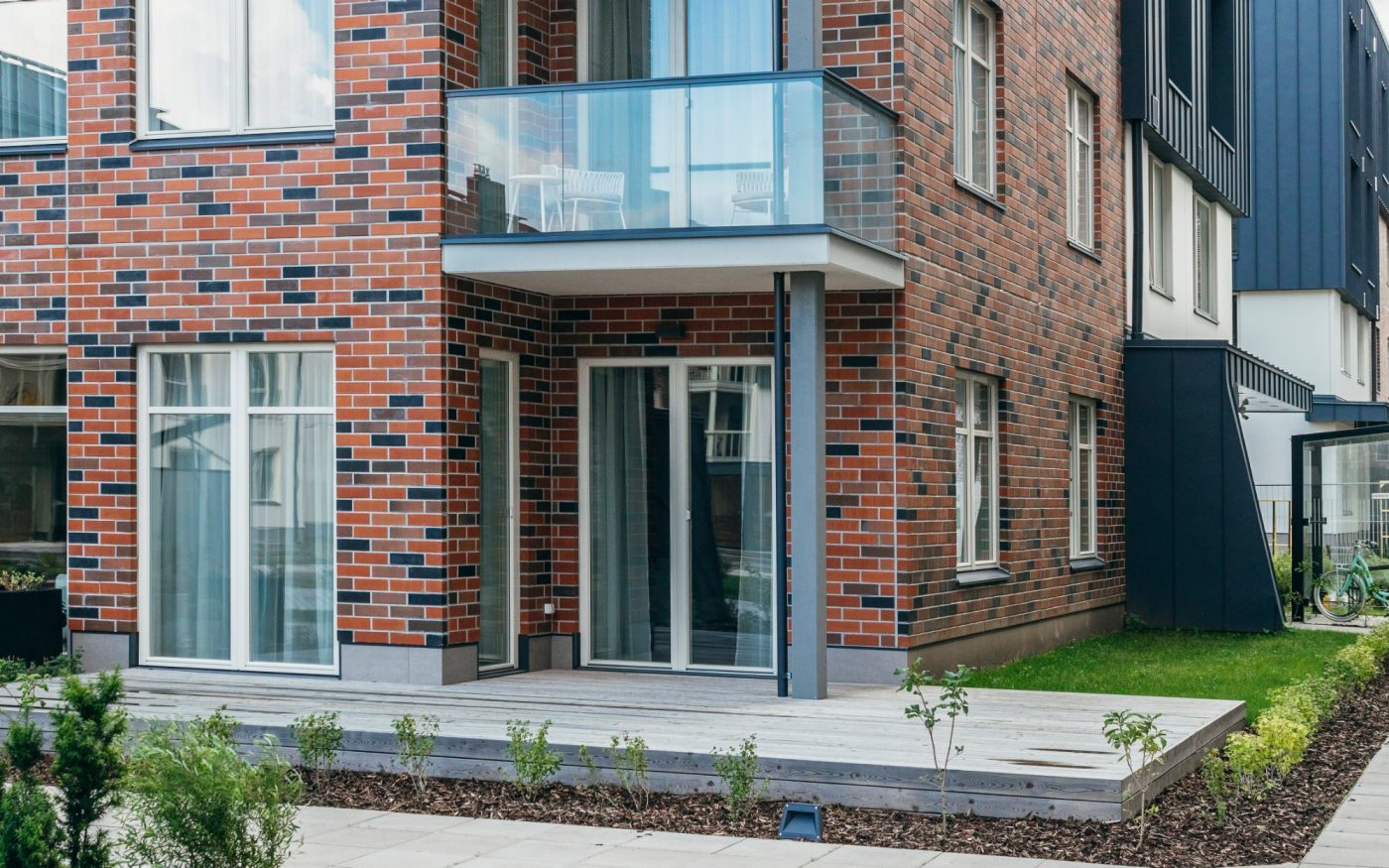 Uus-Veerenni residential development. Used materials: Terca Grafiiti, Pellava, Tuohi, Flame, Punainen, Terrakota and Kaakao ceramic brick slips, Penter Terrakota clinker pacers from Aseri plant (Estonia). Architect: Tõnis Tarbe and Johann-Aksel Tarbe (Tarbe OÜ). Landscape architect: Karin Bachmann and Mirko Traks (Kino Maastikuarhitektid OÜ). Construction company: Merko Ehitus Eesti. Photo: Heikki Avent.