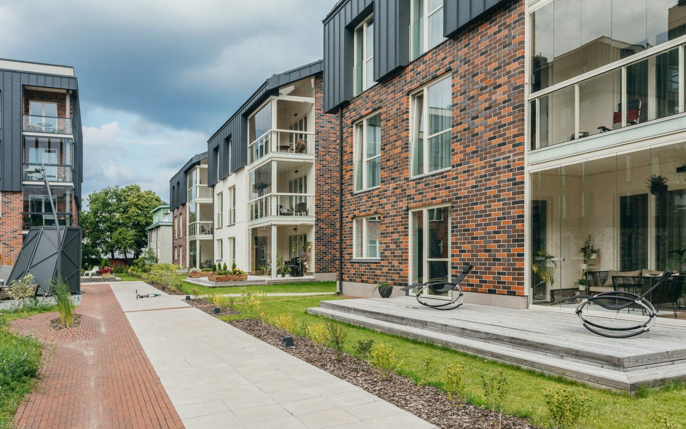 Uus-Veerenni residential development. Used materials: Terca Grafiiti, Pellava, Tuohi, Flame, Punainen, Terrakota and Kaakao ceramic brick slips, Penter Terrakota clinker pacers from Aseri plant (Estonia). Architect: Tõnis Tarbe and Johann-Aksel Tarbe (Tarbe OÜ). Landscape architect: Karin Bachmann and Mirko Traks (Kino Maastikuarhitektid OÜ). Construction company: Merko Ehitus Eesti. Photo: Heikki Avent.