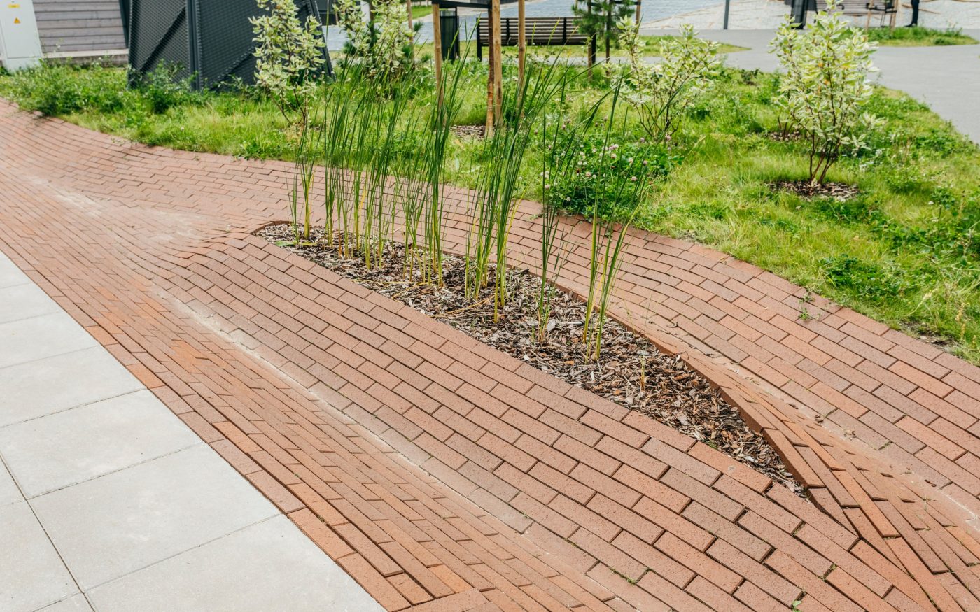 Uus-Veerenni residential development. Used materials: Terca Grafiiti, Pellava, Tuohi, Flame, Punainen, Terrakota and Kaakao ceramic brick slips, Penter Terrakota clinker pacers from Aseri plant (Estonia). Architect: Tõnis Tarbe and Johann-Aksel Tarbe (Tarbe OÜ). Landscape architect: Karin Bachmann and Mirko Traks (Kino Maastikuarhitektid OÜ). Construction company: Merko Ehitus Eesti. Photo: Heikki Avent.