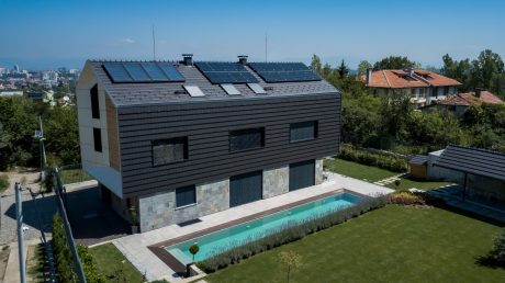 Първата е4 къща в България