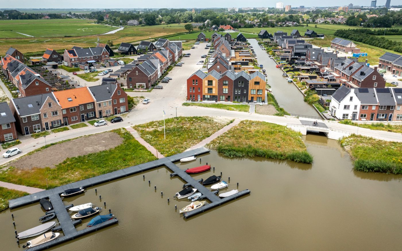 Product: ClickBrick Pure HV Blauwrood genuanceerd, Andalucia, Zwart. Contractor: Ekowood Houses, Verhaegh Ekobouw en Bouwbedrijf Regeling. New construction project Ekowood Houses | Wiarda, Leeuwarden