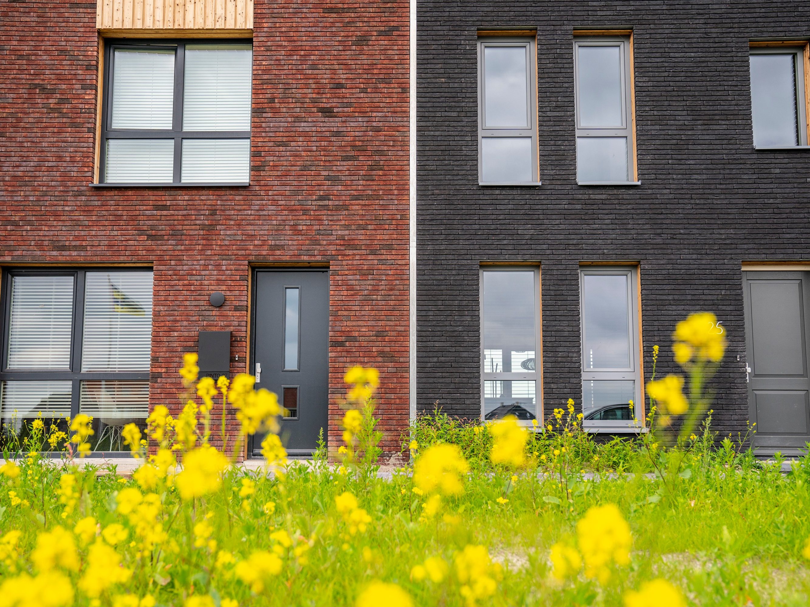 Product: ClickBrick Pure HV Blauwrood genuanceerd, Andalucia, Zwart. Contractor: Ekowood Houses, Verhaegh Ekobouw en Bouwbedrijf Regeling. New construction project Ekowood Houses | Wiarda, Leeuwarden