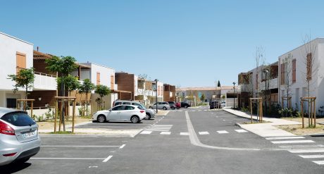 45 collective dwellings and 12 single family homes. Residence Le Clos d'Enghun, Chemin du Tour de l'Etang 13880 ISTRES. Residence regrouping 57 housings in R+1  disseminated in 4 buildings and 12 single family homes R+1 with garages. Inner wall bricks Climamur 30.