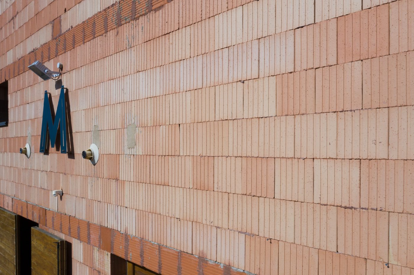 Wine estate Jean-Pierre MICHEL, 955 route le Quintaine Lieu-dit Quintaine 71260 CLESSE. Inner wall bricks Climamur 30.