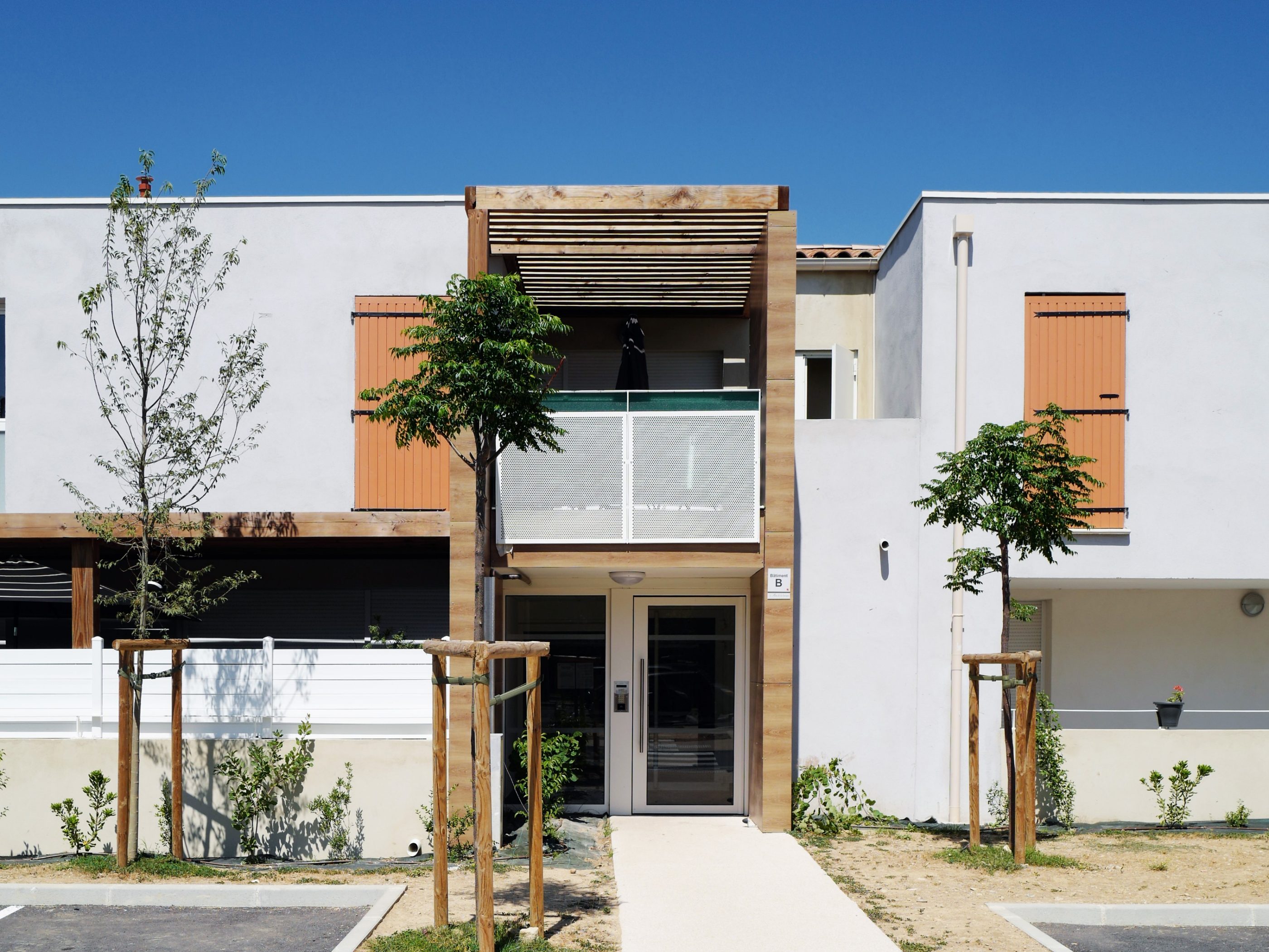 45 collective dwellings and 12 single family homes. Residence Le Clos d'Enghun, Chemin du Tour de l'Etang 13880 ISTRES. Residence regrouping 57 housings in R+1 disseminated in 4 buildings and 12 single family homes R+1 with garages. Inner wall bricks Climamur 30.